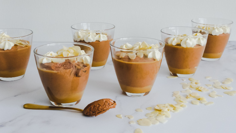 Chokolademousse med karamel