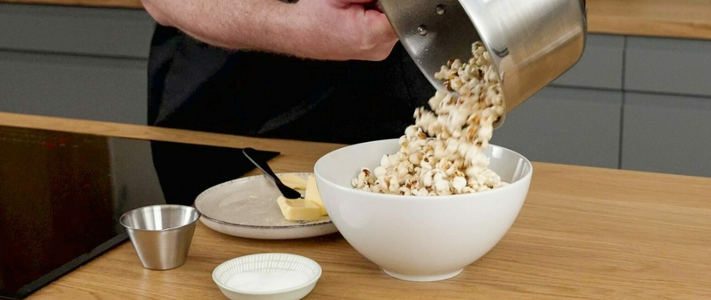 Popcorn pops at 180 ºC