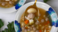 Klar suppe med kød- og melboller