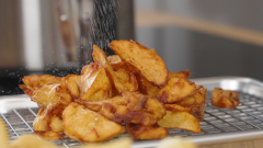 Krispiga pommes frites av ugnsbakade potatisar